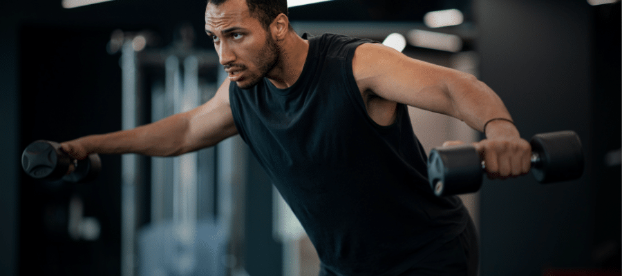 Élévation latérale avec haltères